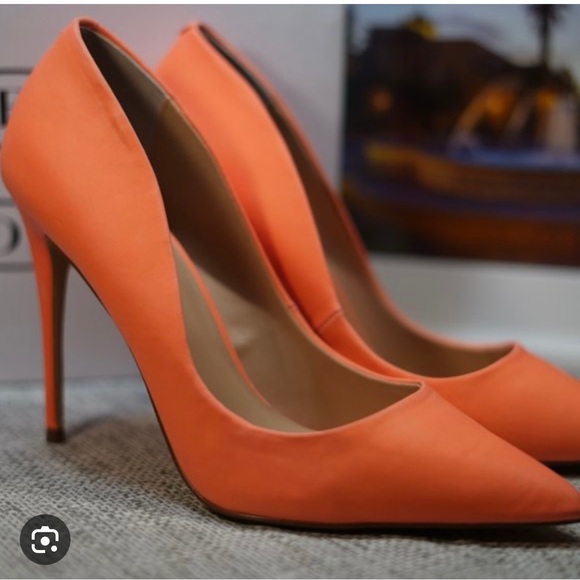 Neon coral daisy pump - Picture 4 of 4